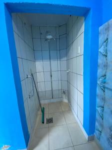 桑托斯Rolds Hostel的带淋浴的浴室(带蓝色墙壁)