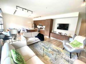 悉尼Brand New 3-Bedroom Condo in the Heart of Sidney的客厅配有白色的沙发和桌子