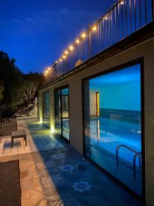 特乌拉达Wild sud Sardinia的一座晚上设有游泳池的房子