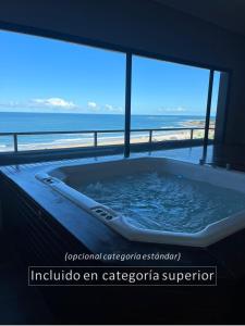 马德普拉塔Hotel AATRAC的海景客房内的热水浴池