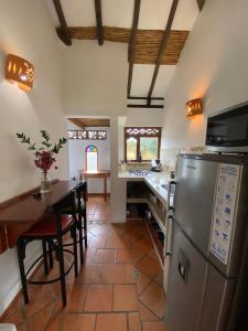莱瓦镇Cabañas Sol y Luna的厨房配有桌子和不锈钢冰箱。