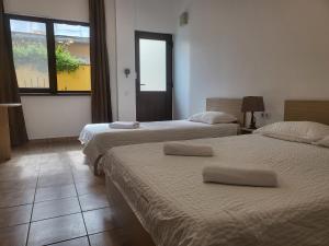 克卢日-纳波卡Casa Rezidentiala Aria的酒店客房,配有两张带毛巾的床