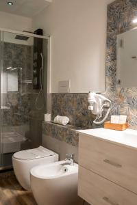 墨西拿Dolce Vita的浴室配有卫生间、盥洗盆和浴缸。