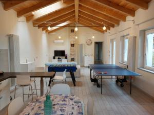 阿利亚诺泰尔梅Holydays Home LITTLE FROG的一间设有两张乒乓球桌和椅子的房间