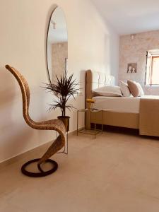 赫瓦尔Oleander Apartment & Room Centar的一间卧室配有蛇椅和镜子