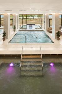 凯斯特海伊Sirius Hotel****Superior的一座大型游泳池,位于一座水景建筑中