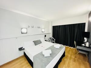 多列毛利诺斯Princesa Solar 4* - Adults Recommended的卧室配有一张白色大床和电视。