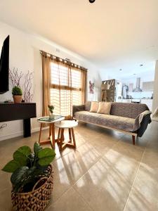 门多萨Lumiere Apartments - Moderno Departamento en Complejo Residencial的客厅配有沙发和桌子