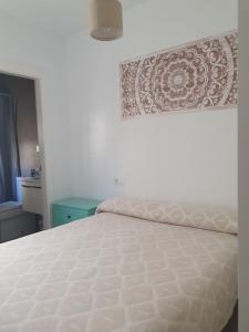 阿尔么丽亚Casa Azul de la Almedina de Almería的一间卧室配有一张带白色床垫的床