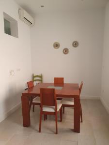 阿尔么丽亚Casa Azul de la Almedina de Almería的一间带木桌和椅子的用餐室