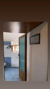 吉诺卡斯特Marko's House的一间设有门的房间,通往带浴室的房间
