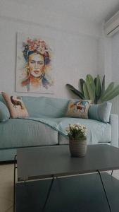 奥瑞斯蒂亚斯Φρίντα στο κέντρο της Ορεστιάδας的客厅配有蓝色的沙发和桌子