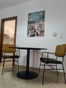 奥瑞斯蒂亚斯Φρίντα στο κέντρο της Ορεστιάδας的一张桌子和两张椅子