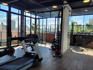 弗洛里亚诺波利斯Bewiki的一个带跑步机的健身房和一个带窗户的健身房