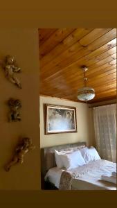 吉诺卡斯特Marko's House的一间卧室设有一张床和木制天花板