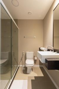 弗洛里亚诺波利斯Bewiki的浴室配有卫生间、盥洗盆和淋浴。