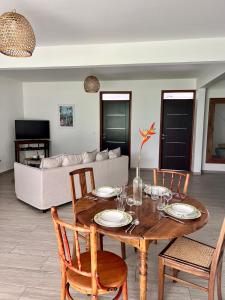 卡佩斯特雷贝勒奥Ti bwa Lodge的客厅配有木桌和椅子