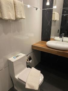 塔里哈HOTEL INNOVA的浴室配有白色卫生间和盥洗盆。