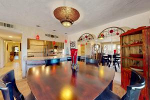 卡立佛里Tranquil Trail #8的用餐室配有大型木桌和椅子