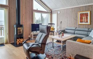 利勒哈默尔Beautiful Home In Lillehammer With Sauna的带沙发和壁炉的客厅