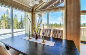 利勒哈默尔Beautiful Home In Lillehammer With Sauna的一间带桌椅和窗户的用餐室