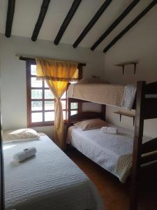 莱瓦镇ALMANIK的一间卧室设有两张双层床和一扇窗户。