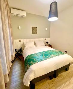 圣地亚哥HOTEL BOUTIQUE CASA NOBLE SPA的一间卧室,卧室内配有一张大床