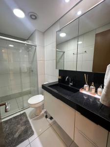 戈亚尼亚Apartamento Luxo St Bueno的一间带水槽、卫生间和镜子的浴室