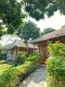 宁平Ninh Binh Bamboo Farmstay的前面有小路的房子