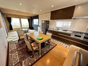 KanayamaSHIRAHAMA condominium D-157的厨房以及带桌椅的用餐室。
