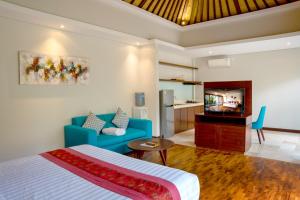 坎古Sanata Luxury Villa的一间带蓝色床的卧室和一间客厅