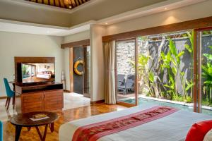 坎古Sanata Luxury Villa的一间卧室设有一张床和一个大窗户