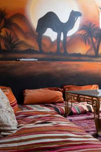 卡萨布兰卡Booking and hosting medina的一间设有一张床的房间和一幅骆驼画