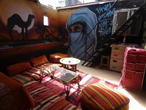 卡萨布兰卡Booking and hosting medina的带沙发和壁画的客厅