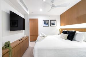 凯恩斯Sapphire Suite- Family friendly的一间卧室设有一张大床和一台平面电视。
