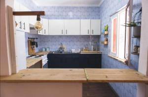 AroeiraH2A的厨房配有白色橱柜和木制台面