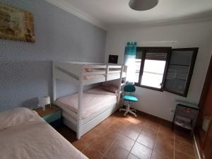 蒂纳霍LANZATE!的一间卧室设有两张双层床和一扇窗户。