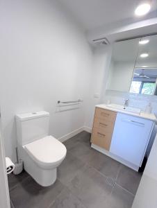布里斯班Unit 3 - Manly Boutique Apartments的白色的浴室设有卫生间和水槽。
