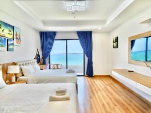 归仁TMS Quy Nhơn View Biển的酒店客房设有两张床,享有海景。