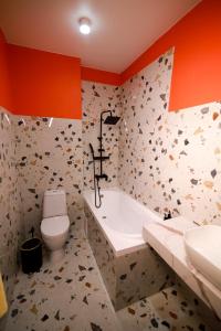 乌拉尔斯克Terracotta & Rooms комфортная студия для отдыха的浴室配有卫生间、浴缸和水槽。