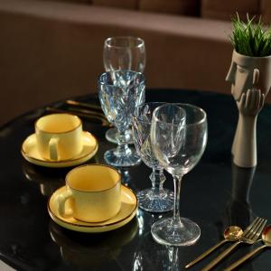 乌拉尔斯克Terracotta & Rooms комфортная студия для отдыха的桌子上摆放着盘子和酒杯的桌子