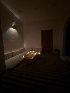 锡瓦SEMIRAmis Siwa的客厅配有沙发和桌子上的蜡烛