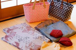 丰冈市大西屋水翔苑的一组袋子坐在房间里地板上