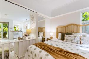 道格拉斯港Oasis Luxe on Macrossan Street - Stylish Residence的白色卧室配有床和书桌