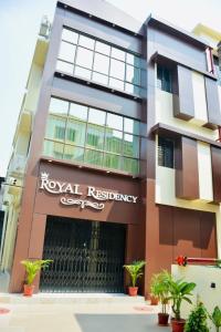 加尔各答Hotel Royal Residency的上面有ryuatal居民标志的建筑