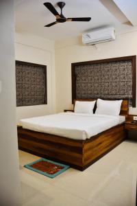 加尔各答Hotel Royal Residency的一间卧室配有一张床和吊扇