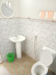 班柯木LUCKY Bungalows Koh Mook的一间带卫生间和水槽的浴室