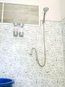 班柯木LUCKY Bungalows Koh Mook的带淋浴喷头的浴室