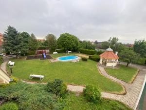 沃尼奥尔茨沃什海吉Global Apartmanház的享有后院的空中景致,设有游泳池和凉亭
