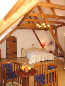 布拉索夫罗兹尔洛尔卡萨酒店的卧室配有一张床和一张桌子及椅子